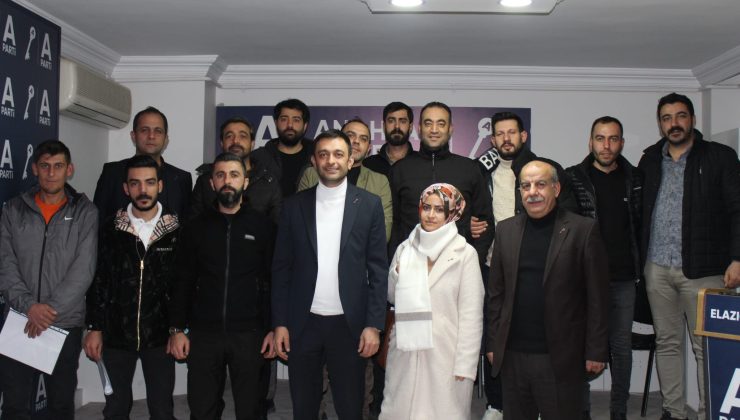 ANAHTAR PARTİ ELAZIĞ MERKEZ İLÇE TEŞKİLATI MAHALLE BAŞKANLARINA MAZBATALARINI TESLİM ETTİ