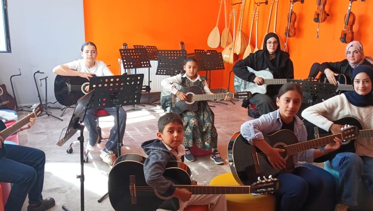 ELAZIĞ’DA GENÇLİK MERKEZLERİYLE GELECEK İNŞA EDİLİYOR