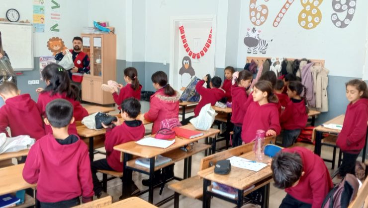 İYİDER’den Van Köy okullarındaki çocuklara kışlık bot yardımı