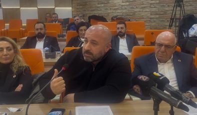 Elazığ Belediyesi’nin karla mücadele çalışmasını eleştiren Akkoç:” ”Bir disiplinsizlik, bir sorumsuzluk bir liyakatsizlik almış başını gidiyor”