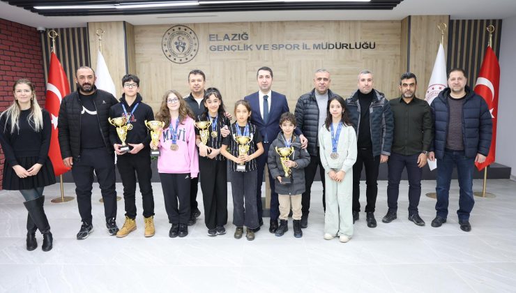 ESKRİM’İN ŞAMPİYONLARINDAN İL MÜDÜRÜ ABDULSAMET EREN’E ZİYARET