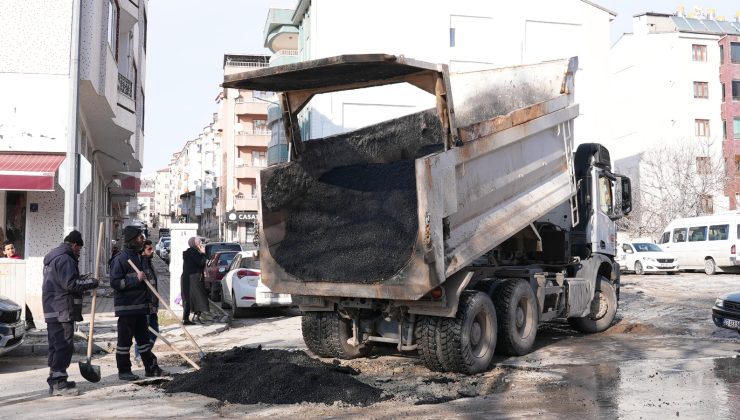 Elazığ Belediyesi tarafından şehrin tarihi mahallesi Harput’ta kar temizleme çalışması gerçekleştirildi.