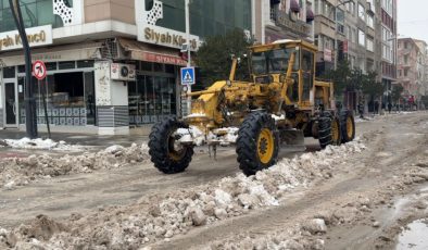 Vali Fahri Bey Caddesi’nde kar küreme ve temizlik çalışmaları yapıldı.