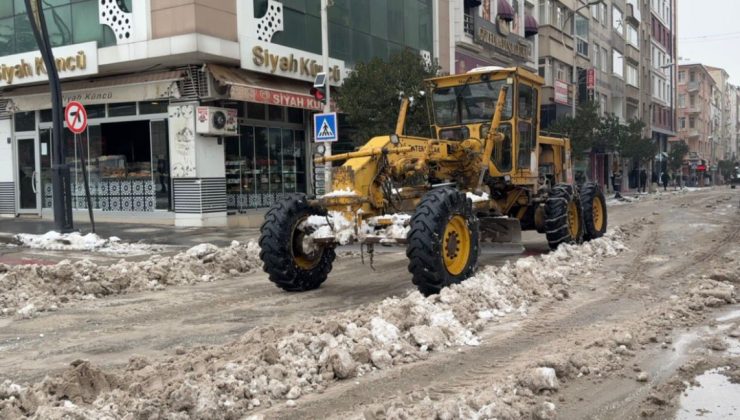 Vali Fahri Bey Caddesi’nde kar küreme ve temizlik çalışmaları yapıldı.