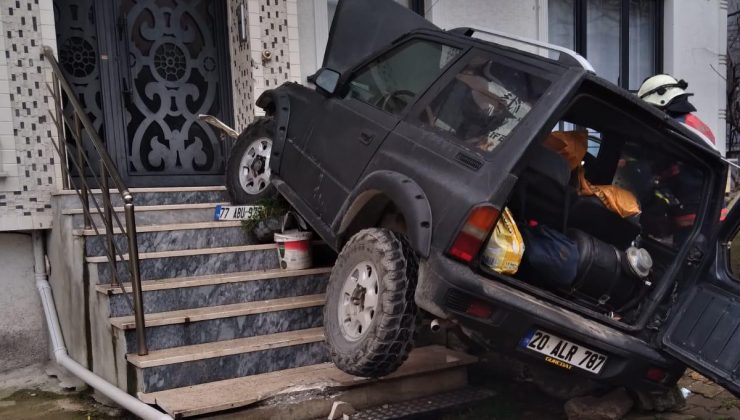 Yalova’da ilginç kaza. Lüks araç merdivenlere çıktı…
