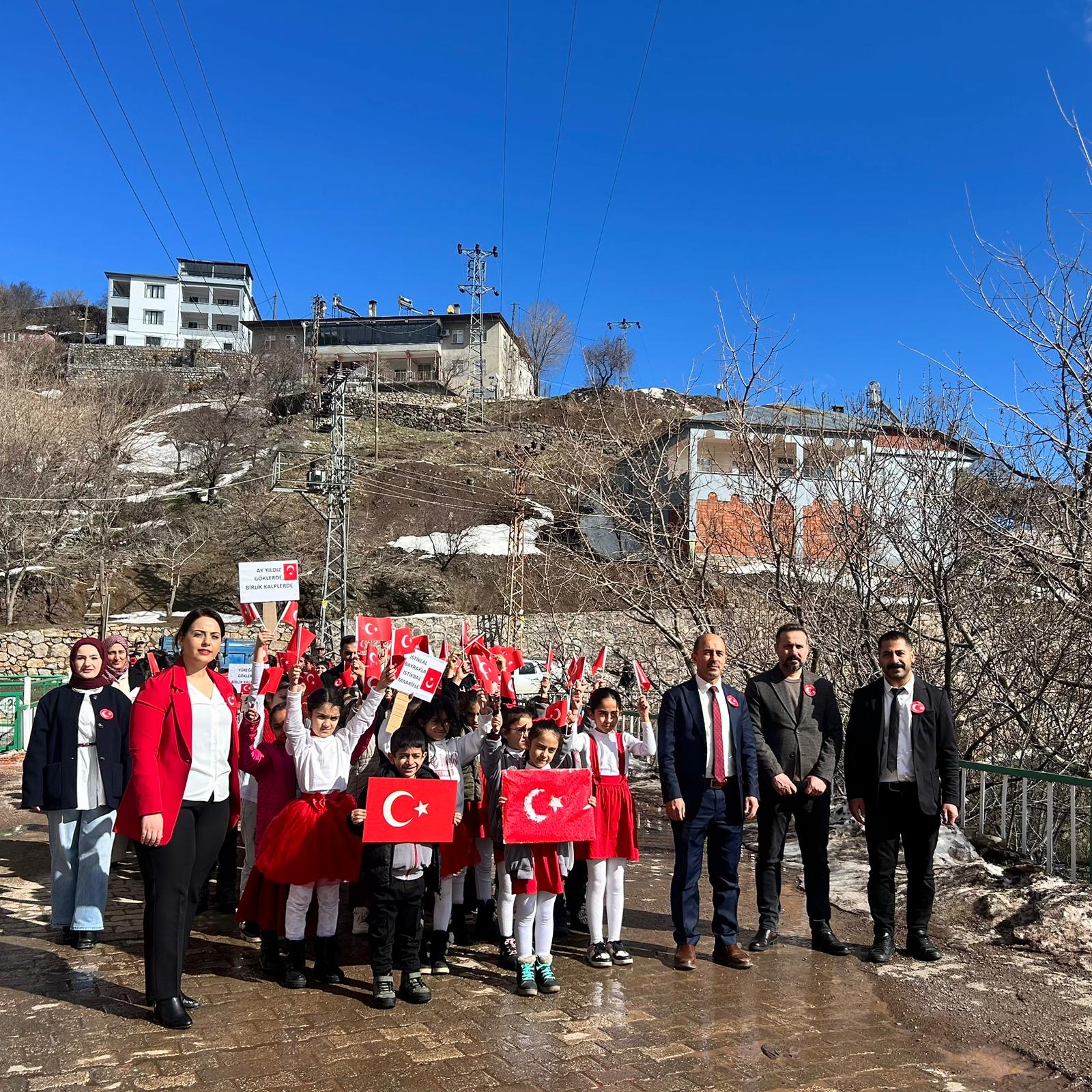Erimli İlkokulu ve Erimli Ortaokulu’ndan Anlamlı Bayrak Yürüyüşü