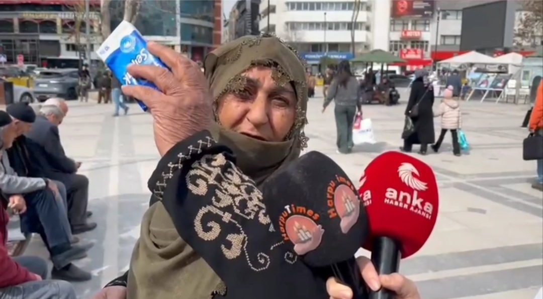 Mendil satarak 3 torununa bakan kadın feryat etti:” Benim mezarım bile kira olacak”