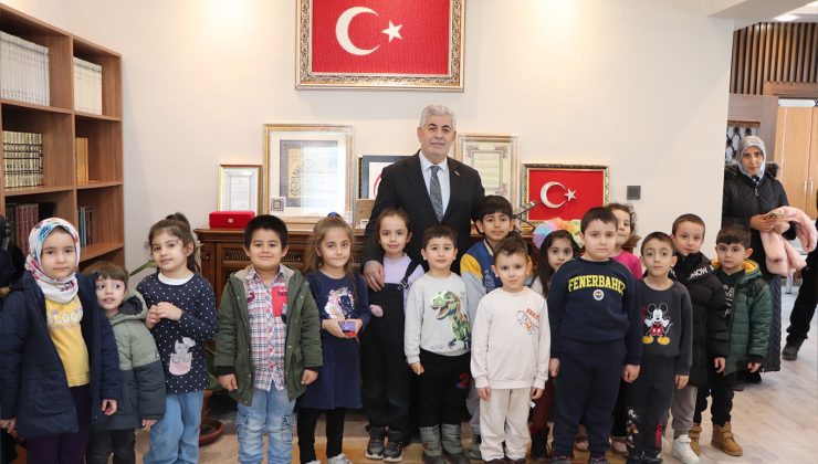 Kendileri küçük yürekleri kocaman: Öğrenciler kumbaralarını Gazze’ye bağışladı