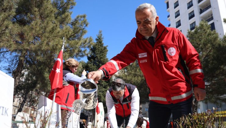 Bayram öncesi şehitliklerde şehitliklerde bakım, onarım ve temizlik çalışması yapıldı.