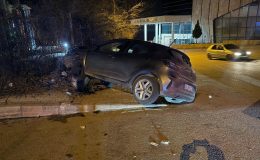 İstinat duvarına çarpan araç sürücüsü yaralı olarak kurtarıldı