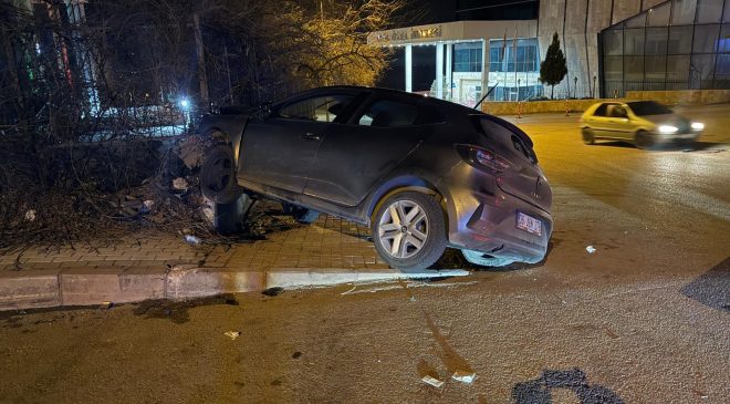 İstinat duvarına çarpan araç sürücüsü yaralı olarak kurtarıldı