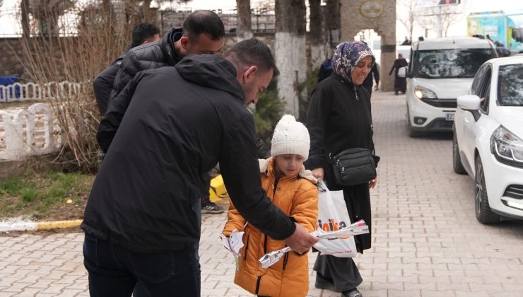 Elazığ Belediyesi tarafından Mezarlıklarda vatandaşlara,  karanfil ve çam fidanı dağıtıldı, badem şekeri ikram edildi.