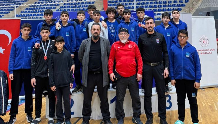 Elazığlı Güreşçilerden Van’da Büyük Başarı