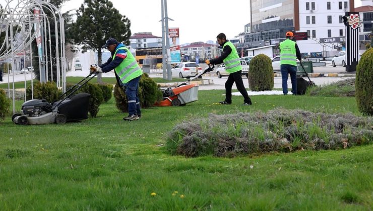 Kent genelindeki yeşil alanlarda temizlik ve bakım çalışmaları sürürüyor.