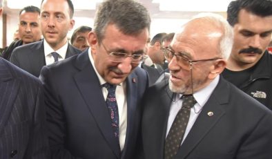 BAŞKAN DUMANDAĞ CUMHURBAŞKANI YARDIMCISI YILMAZ İLE ELAZIĞ’I KONUŞTU  Elazığ Ticaret Borsası Başkanı Mehmet Ali Dumandağ,  Diyarbakır’da düzenlenen ve Cumhurbaşkanı Yardımcısı Cevdet Yılmaz’ın da katıldığı Doğu ve Güneydoğu Anadolu’da Tarım, Gıda ve Sanayi Odaklı Kalkınma Vizyonu Çalıştayı’nda Elazığ tarım ve hayvancılığı ile ilgili önemli değerlendirmelerde bulundu.   Diyarbakır Valiliği, Tarımsal Strateji ve Politika Geliştirme Merkezi, Diyarbakır Ticaret ve Sanayi Odası, Avrupa Birliği Türkiye Delegasyonu ve Diyarbakır AB Bilgi Merkezi işbirliğinde “Doğu ve Güneydoğu Anadolu’da Tarım Gıda ve Sanayi Odaklı Kalkınma Vizyonu Çalıştayı” başladı.  Çalıştaya Elazığ Ticaret Borsası Başkanı Mehmet Ali Dumandağ, Meclis Başkanı Aydın Torgut ve Başkan Yardımcısı Mehmet Şekerdağ da katıldı.   Doğu ve Güneydoğu Anadolu’da tarım ve gıda sanayi odaklı kalkınma vizyonunun ele alındığı çalıştayda, bölgenin ekonomik potansiyeli kapsamlı şekilde değerlendirildi.  Çalıştay ile ilgili değerlendirmelerde bulunan Ticaret Borsası Başkanı Mehmet Ali Dumandağ şu ifadeleri kullandı; “Kamu, özel sektör ve sivil toplum temsilcilerinin katılımıyla gerçekleştirilen çalıştayda; tarımsal üretimin artırılması, gıda sanayinin güçlendirilmesi, kırsal kalkınmanın desteklenmesi ve istihdamın artırılmasına yönelik önemli başlıklar ele alındı. Bölge illerinin sahip olduğu doğal kaynaklar, üretim kapasitesi ve stratejik avantajların daha etkin kullanılması gerektiğine dikkat çekildi, sürdürülebilir kalkınma hedefleri doğrultusunda ortak akıl vurgusu ön plana çıktı. Çalıştayda ayrıca, üretici destek mekanizmalarının güçlendirilmesi, yatırım ortamının iyileştirilmesi ve kamu-özel sektör iş birliğinin artırılmasına yönelik öneriler paylaşıldı. Tarım ve gıda sanayinin bölgesel kalkınmadaki lokomotif rolüne dikkat çekilerek, bu alanlarda atılacak adımların bölge ekonomisine doğrudan katkı sunacağı ifade edildi. Bizler de Elazığ’ın bu anlamda önemli bir merkez olabileceğini ifade ederek bu noktada yapılması gerekenleri anlattık. Çalıştay sonrasında Cumhurbaşkanı Yardımcısı Sayın Cevdet Yılmaz ile de bir araya gelme fırsatımız oldu. Görüşmemizde kendisine Elazığ özelinde yürüttüğümüz projelerimiz, üretim kapasitemizin artırılması ve gıda sanayine yönelik yatırımlarla ilgili brifing verdik. Elazığlı hemşerilerimize kendilerinin çok selamı vardı. Bizler de Sayın Cevdet Yılmaz’a, Elazığ’a verdiği değer ve sağladığı katkılar için teşekkür ediyoruz. Ben bu duygularla böylesi özel ve anlamlı çalıştayın şehrimize ve bölgemize önemli katkılar sağlayacağına inandığımı belirtiyor, çalıştayın düzenlenmesinde emeği geçen ve misafirperverliğiyle bizleri onore eden Diyarbakır Valisi Sayın Murat Zorluoğlu başta olmak üzere herkese teşekkür ediyorum.”