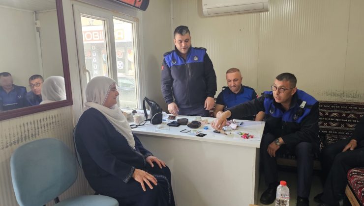 Zabıta Memurlarının bulduğu para Elazığ Belediyesi Zabıta Müdürlüğü ekipleri tarafından sahibine teslim edildi.