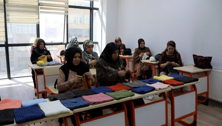 Elazığ Belediyesi Engelsiz Yaşam Merkezi’nde, özel gereksinimli bireylerin annelerine yönelik örgü kursu düzenleniyor.