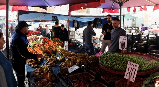 Elazığ Belediyesi Zabıta Müdürlüğü ekipleri,semt pazarlarında düzenli denetimlerini sürdürüyor.