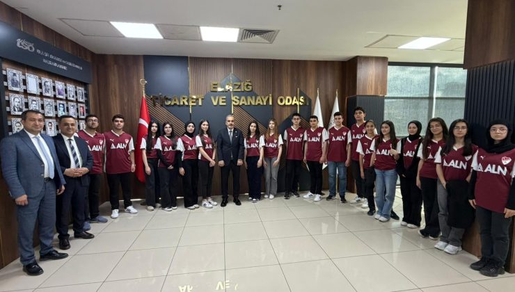 Başkan Alan Sözünü Tuttu: Öğrencilere Formalarını Hediye Etti