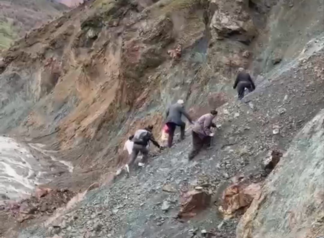 Heyelan Bölgesinde Tehlikeli Yolculuk: Çözüm Bekleniyor