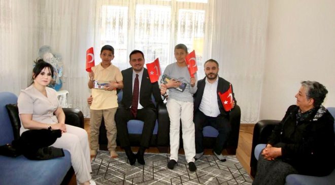 AK Parti Elazığ Teşkilatı 23 Nisan’da Hane Ziyaretleri Gerçekleştirdi