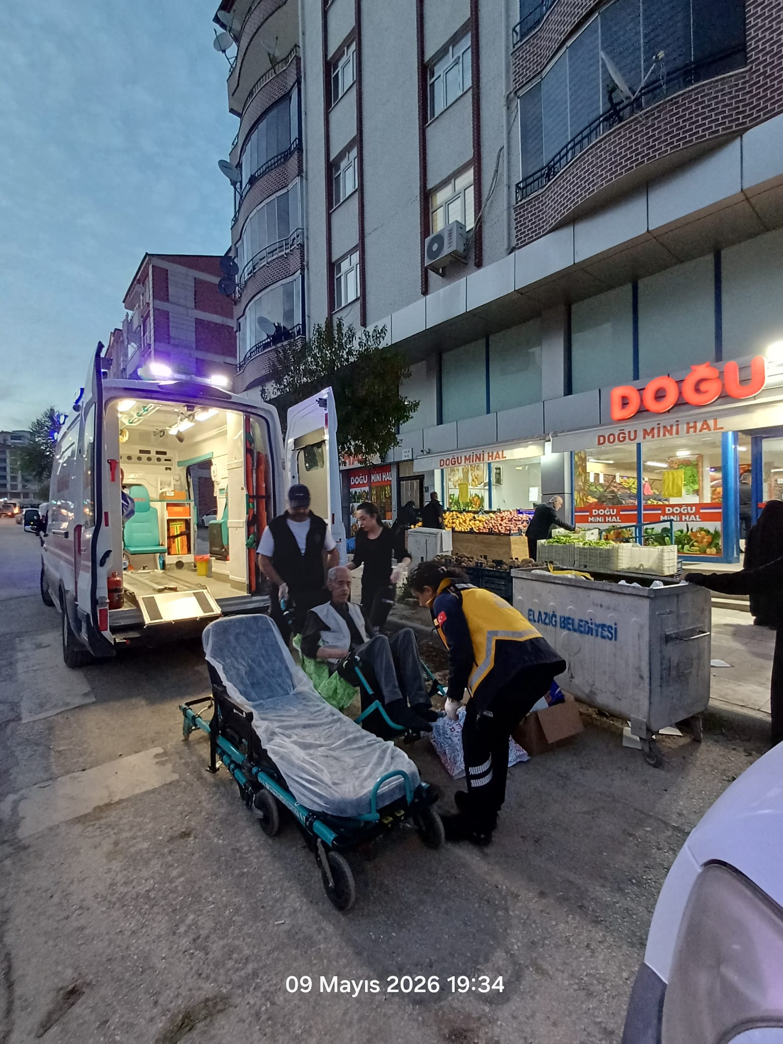 ALT YAPI ÇALIŞMASI SONRASINDA ONARILMAYAN YOLDA DÜŞEN 86 YAŞINDAKİ ADAM HASTANELİK OLDU