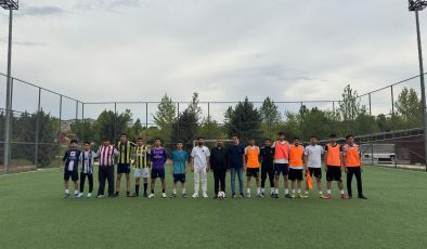 SİRAÇ BİNGÖL VE EMRULLAH ATAŞ ANISINA DÜZENLENEN FUTBOL TURNUVASINDA İLK TUR HEYECANI YAŞANDI