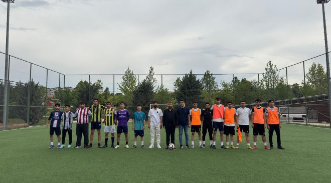 SİRAÇ BİNGÖL VE EMRULLAH ATAŞ ANISINA DÜZENLENEN FUTBOL TURNUVASINDA İLK TUR HEYECANI YAŞANDI