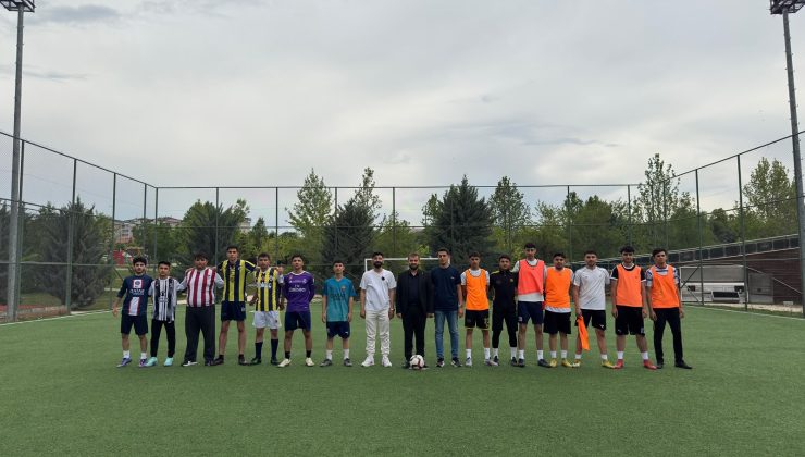 SİRAÇ BİNGÖL VE EMRULLAH ATAŞ ANISINA DÜZENLENEN FUTBOL TURNUVASINDA İLK TUR HEYECANI YAŞANDI