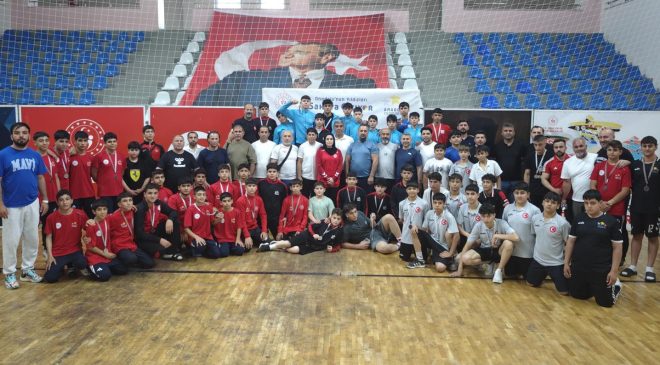 ELAZIĞLI GÜREŞÇİLERDEN BİNGÖL’DE BÜYÜK BAŞARI