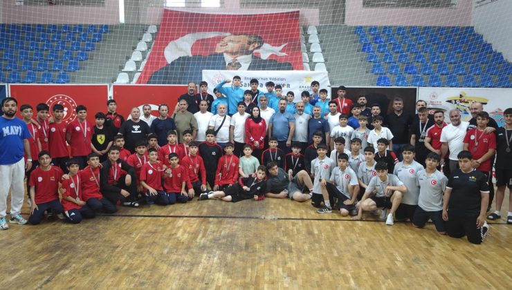 ELAZIĞLI GÜREŞÇİLERDEN BİNGÖL’DE BÜYÜK BAŞARI
