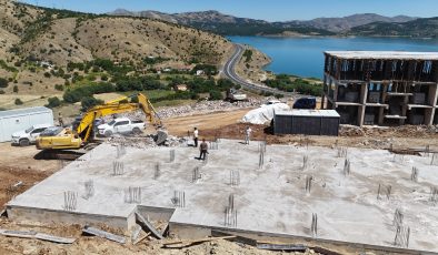 Elazığ İl Özel İdaresi ekipleri kaçak yapıların yıkım çalışmalarını sürdürüyor