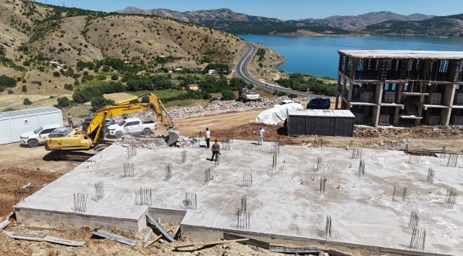 Elazığ İl Özel İdaresi ekipleri kaçak yapıların yıkım çalışmalarını sürdürüyor