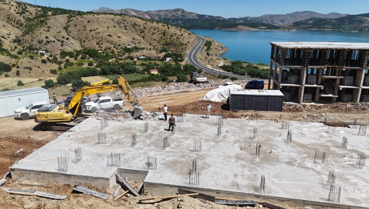 Elazığ İl Özel İdaresi ekipleri kaçak yapıların yıkım çalışmalarını sürdürüyor