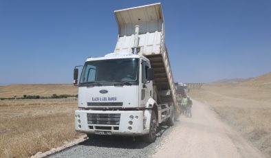 Konacık Köyü Yolunda Sathi Kaplama Çalışmaları Sürüyor