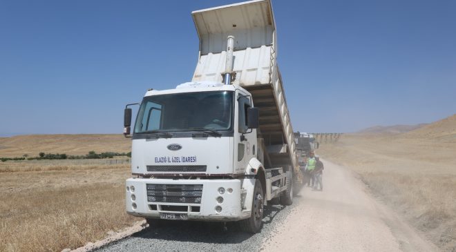 Konacık Köyü Yolunda Sathi Kaplama Çalışmaları Sürüyor