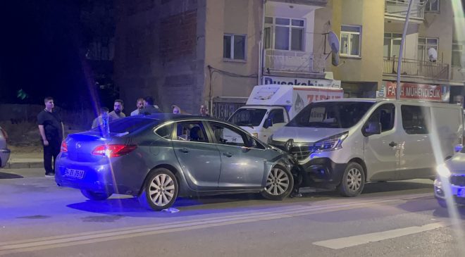 Elazığ’da Zincirleme Kaza: 3 Araç Birbirine Girdi, 2 Kişi Yaralandı