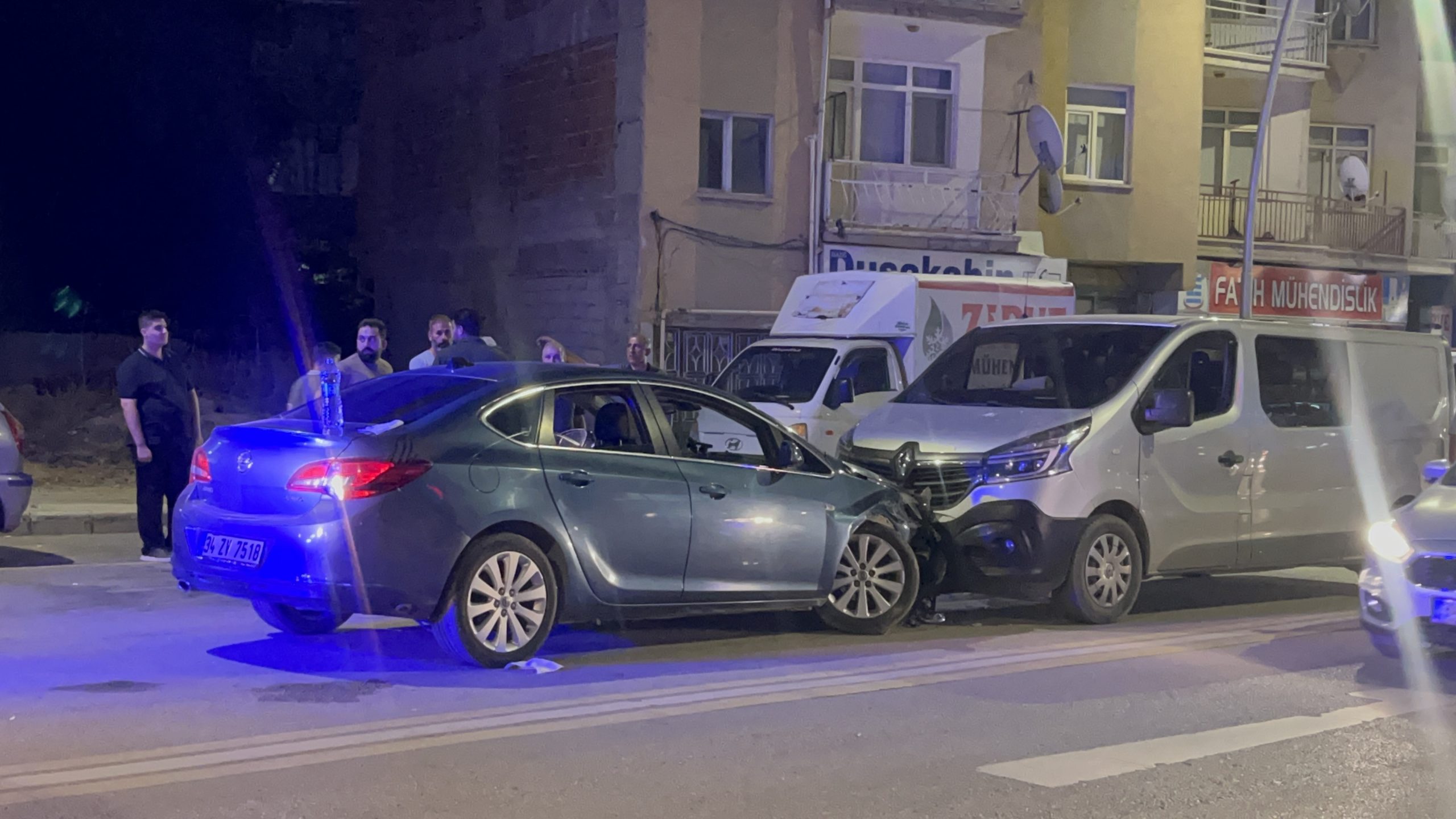 Elazığ’da Zincirleme Kaza: 3 Araç Birbirine Girdi, 2 Kişi Yaralandı