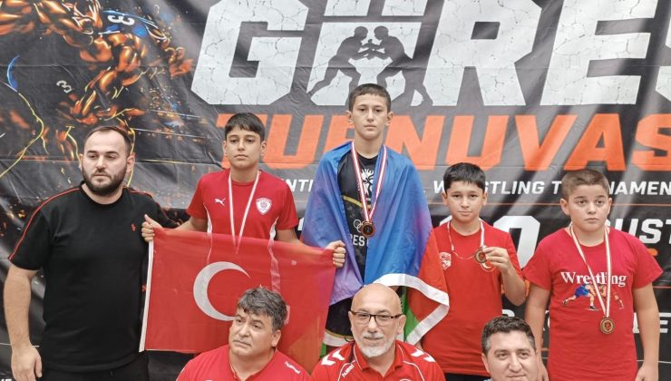 ELAZIĞLI GÜREŞÇİLER ULUSLARARASI ŞAMPİYONADA MADALYALARLA DÖNDÜ