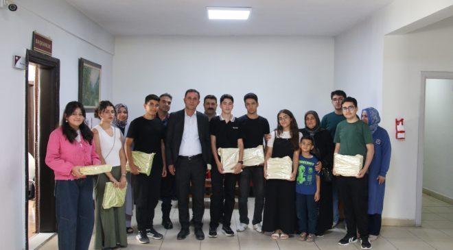 KEBAN’DA BAŞARILI ÖĞRENCİLERE BAŞKAN DOĞAN’DAN TABLET DESTEĞİ