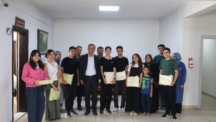 KEBAN’DA BAŞARILI ÖĞRENCİLERE BAŞKAN DOĞAN’DAN TABLET DESTEĞİ