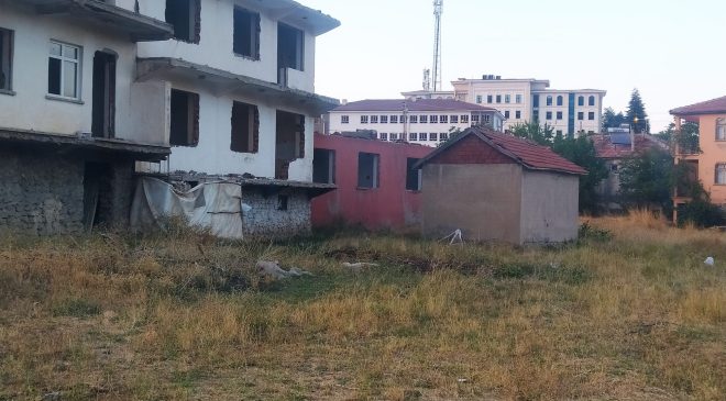 Sivrice Gölbaşı Mahallesi’nde 6 Yıldır Yıkım Ve Dönüşüm Beklentisi
