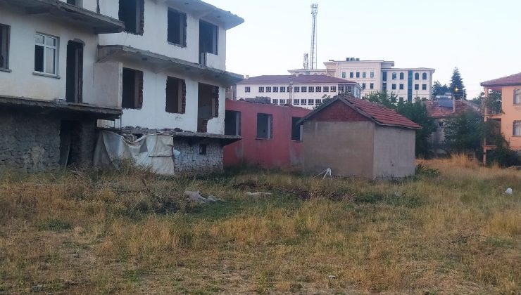 Sivrice Gölbaşı Mahallesi’nde 6 Yıldır Yıkım Ve Dönüşüm Beklentisi