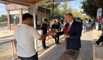 REKTÖR PROF. DR. GÖKTAŞ ÖĞRENCİLERİ  ÇİÇEKLERLE KARŞILADI