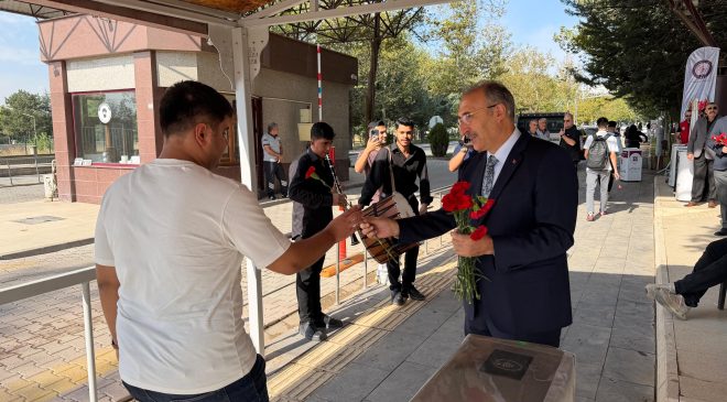 REKTÖR PROF. DR. GÖKTAŞ ÖĞRENCİLERİ  ÇİÇEKLERLE KARŞILADI