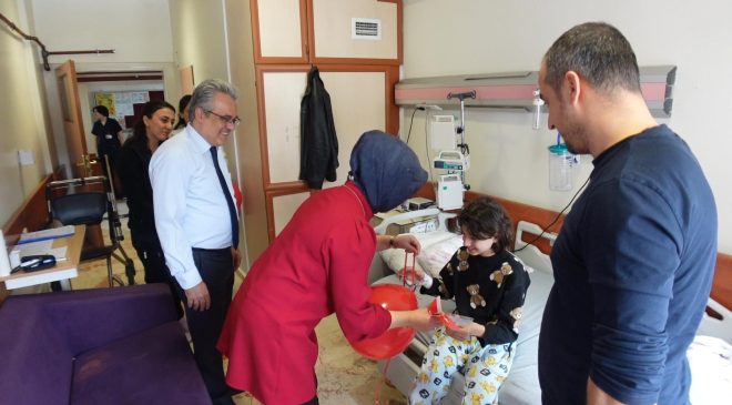 FIRAT ÜNİVERSİTESİ HASTANESİ YÖNETİMİNDEN MİNİK HASTALARA 29 EKİM ZİYARETİ