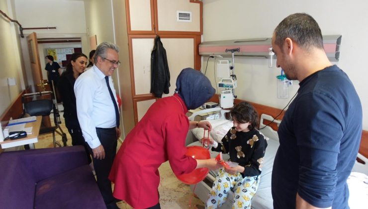 FIRAT ÜNİVERSİTESİ HASTANESİ YÖNETİMİNDEN MİNİK HASTALARA 29 EKİM ZİYARETİ