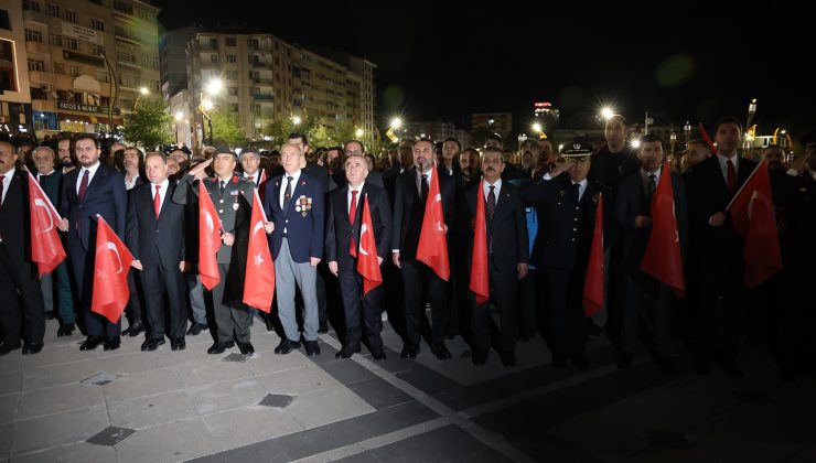 Elazığ’da 29 Ekim Cumhuriyet Bayramı  ‘Fener Alayı’ yürüyüşü düzenlendi.