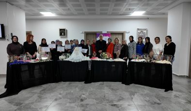 Boncuklu İğne Oyası” kursunu başarıyla tamamlayan kadınlar sertifikalarını aldı.