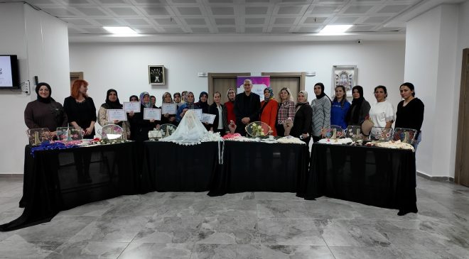 Boncuklu İğne Oyası” kursunu başarıyla tamamlayan kadınlar sertifikalarını aldı.